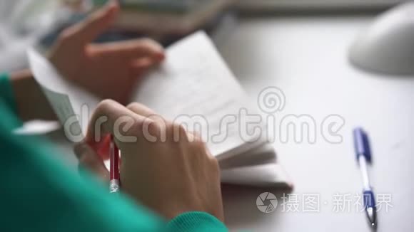 大学生女孩写字抄本做练习