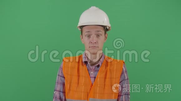 成年男子工程师大声大笑