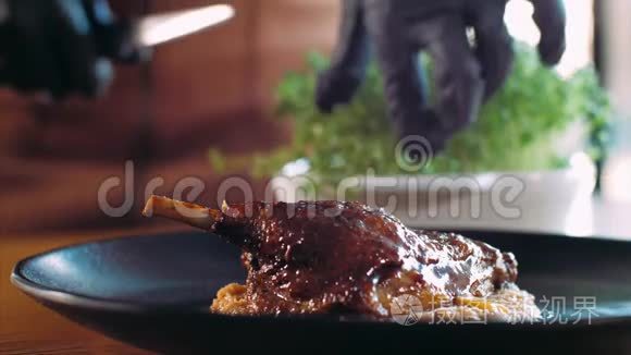 厨师在餐厅的烤鸭上加上微绿色视频