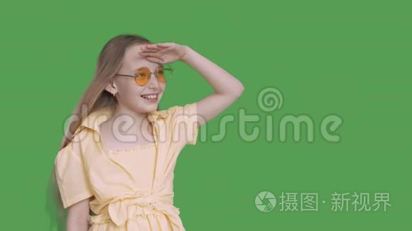 快乐的金发女郎远离欢乐的夏日视频