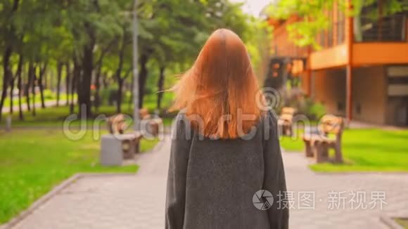 后红头发的女人喜欢在户外散步视频