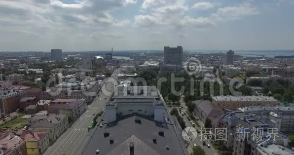 大河附近阳光明媚的城市景观鸟瞰图