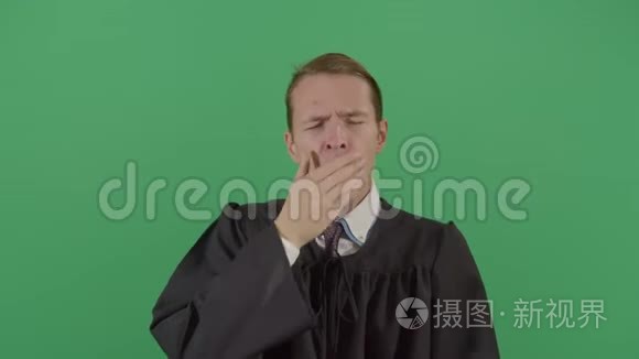睡意朦胧的成年男子法庭法官视频