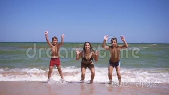 微笑的孩子们在沙滩上冲浪