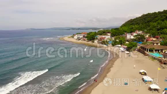 圣胡安，拉联，菲律宾。 海边，有海滩和酒店，顶部景观。