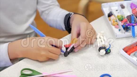 孩子们`手，特写孩子们，用塑料在桌子上雕刻，孩子们`画的发展圈
