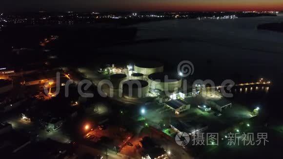 夜间炼油厂的空中景观视频