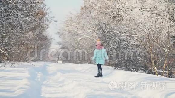 小女孩在下雪的路上奔跑视频