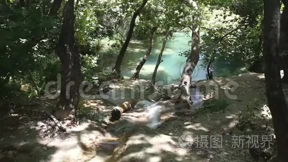 流入库苏鲁瀑布附近湖泊的小溪视频