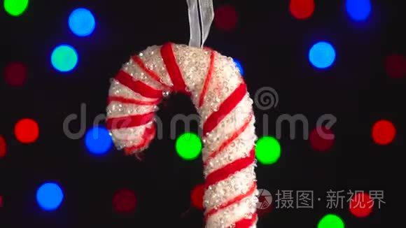 圣诞节装饰，棒棒糖挂在背景闪烁的灯光上