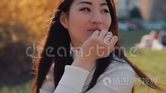 害羞的亚洲女人微笑户外视频