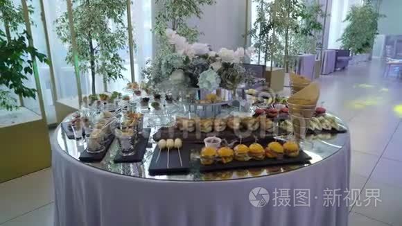 自助餐。 在餐馆吃午饭。 婚礼宴会上的三明治和罐头。 餐饮