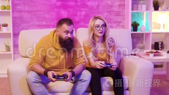 女玩家和男友玩网络游戏视频