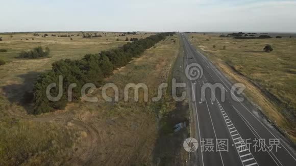 从空中俯瞰穿过田野的公路。