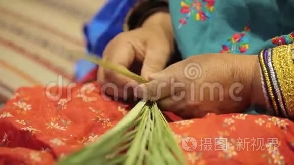 特写女老手编掌叶..