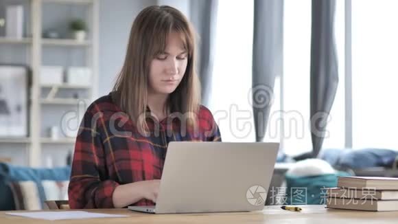 在笔记本电脑上下班的临时少女视频