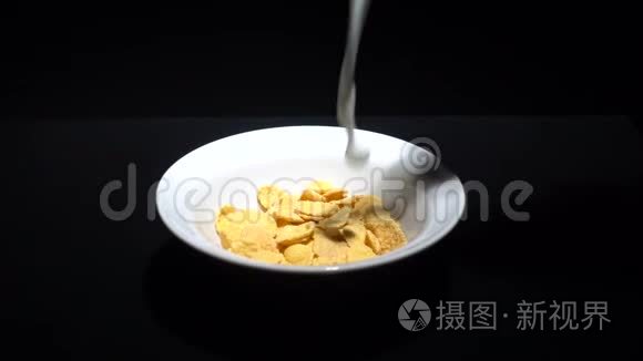 玉米片中缓慢倒入牛奶的视频视频