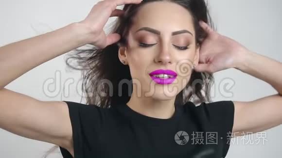 紫色嘴唇的女人肖像视频