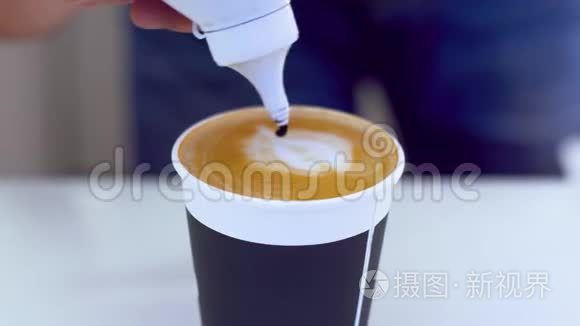 咖啡师为咖啡做了一张照片