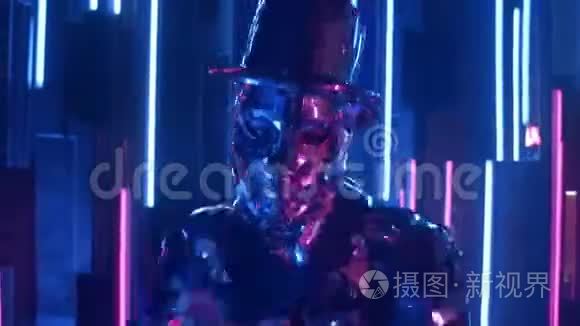 镜子反射光一个戴帽子的男人在霓虹灯中跳着嘻哈舞