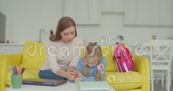 母亲和女儿做困难的家庭作业视频