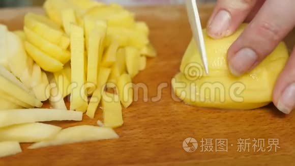 烹饪过程中用刀切土豆视频