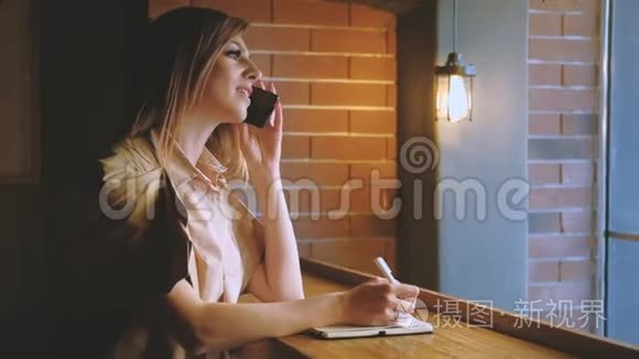 商务沟通女性做电话笔记视频