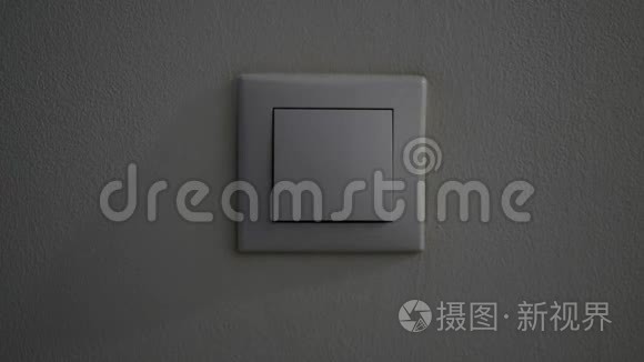 手动开启灯从办公室墙上按下按钮