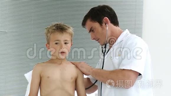 医生用听诊器听孩子说话视频