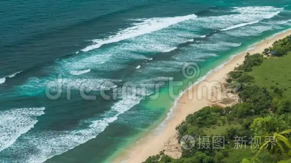 印度尼西亚巴厘岛乌卢瓦图，孤独的恩格兰海滩海岸线上的波浪移动