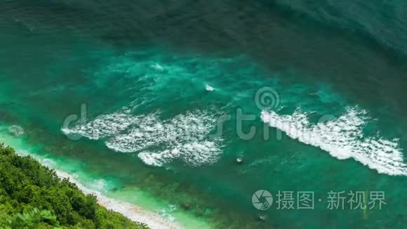 在印度尼西亚巴厘岛乌卢瓦图附近的Ngugalan海滩上，海浪一个接一个地起伏着。