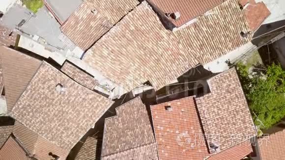 意大利Petrello Salto小房子红色屋顶的俯视图