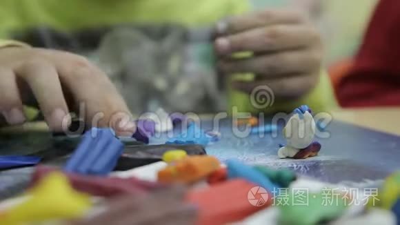 儿童用彩色粘土雕刻雕塑视频