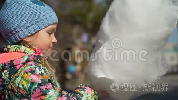 小女孩吃棉花糖的特写镜头视频