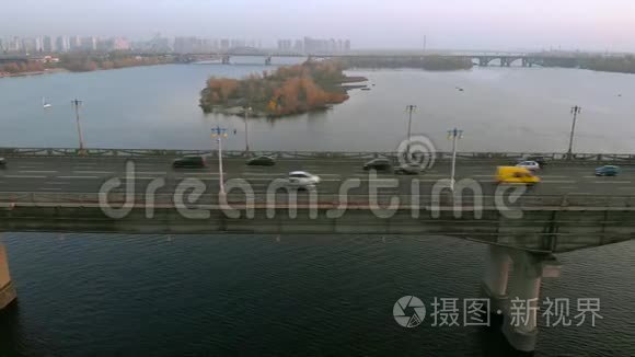 红色卡车在河上的公路桥上行驶。