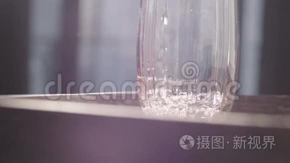 水中的柠檬汁视频