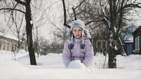 小女孩吐了一场雪视频