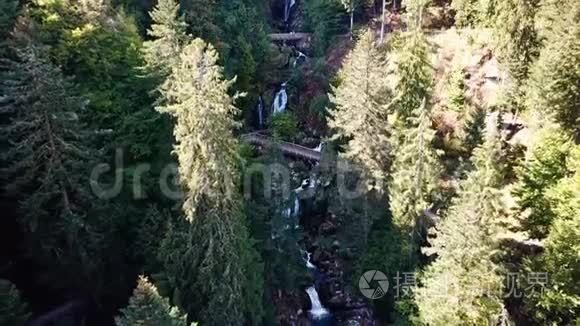 高山瀑布，一座山的一侧巨大的溪流，4k