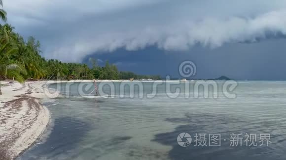 波涛汹涌的蓝海，沙美岛苏梅岛的沙岸，雨季，泰国。 飓风和风暴警报