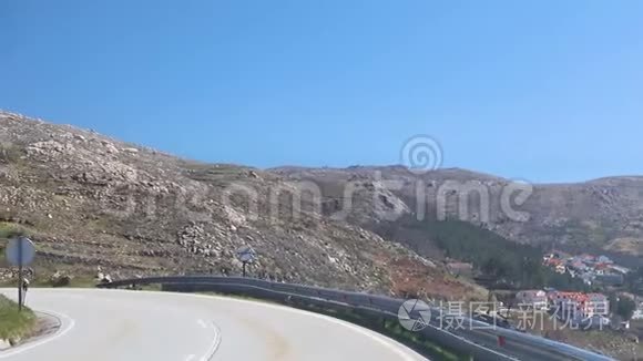 在塞拉达埃斯特雷拉的山顶上，葡萄牙在靠近山脉的道路上驾驶汽车