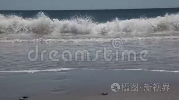 海滩上的巨浪视频