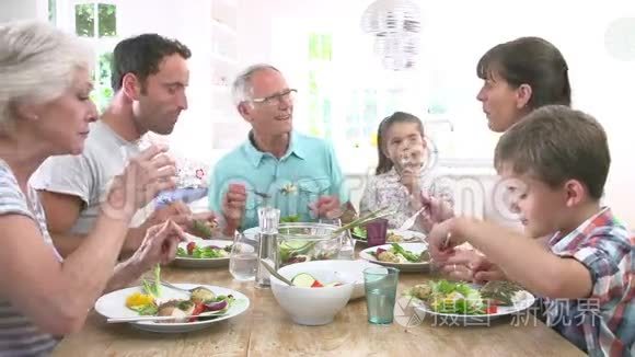 多代家庭围桌用餐