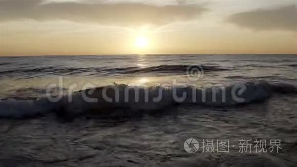 日落时海浪被冲到岸上