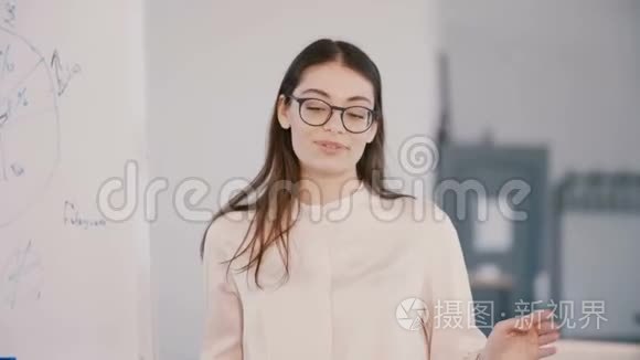 幸福年轻美丽的千禧商务女性在现代轻办公空间演讲，企业培训研讨会。