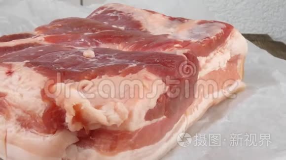 白色包装纸上的生猪肉肚视频