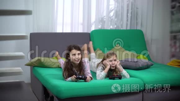 孩子们玩游戏机