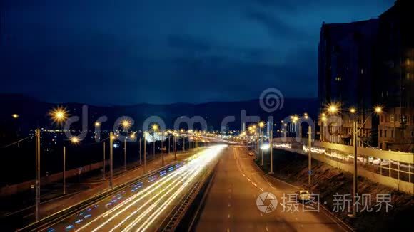 道路交通夜幕降临，汽车留下红黄痕迹