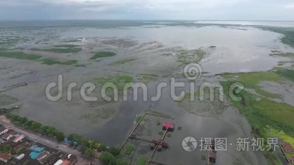 横跨湿地塔雷诺伊的长桥日落视频