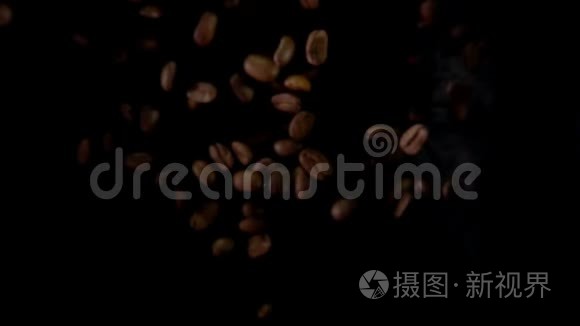 烤咖啡豆在黑色背景上飞起来视频