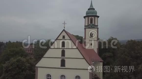 德国一个小山村的教堂，阴天，灰色天空，4k